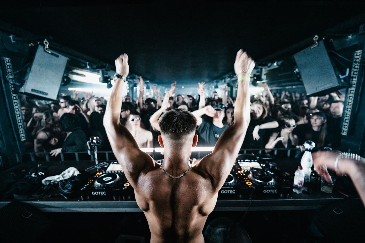 DJ am GOTEC-Pult vor der Crowd